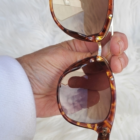 Banana Republic Tortoise Shell Sunglasses - Picture 7 of 10